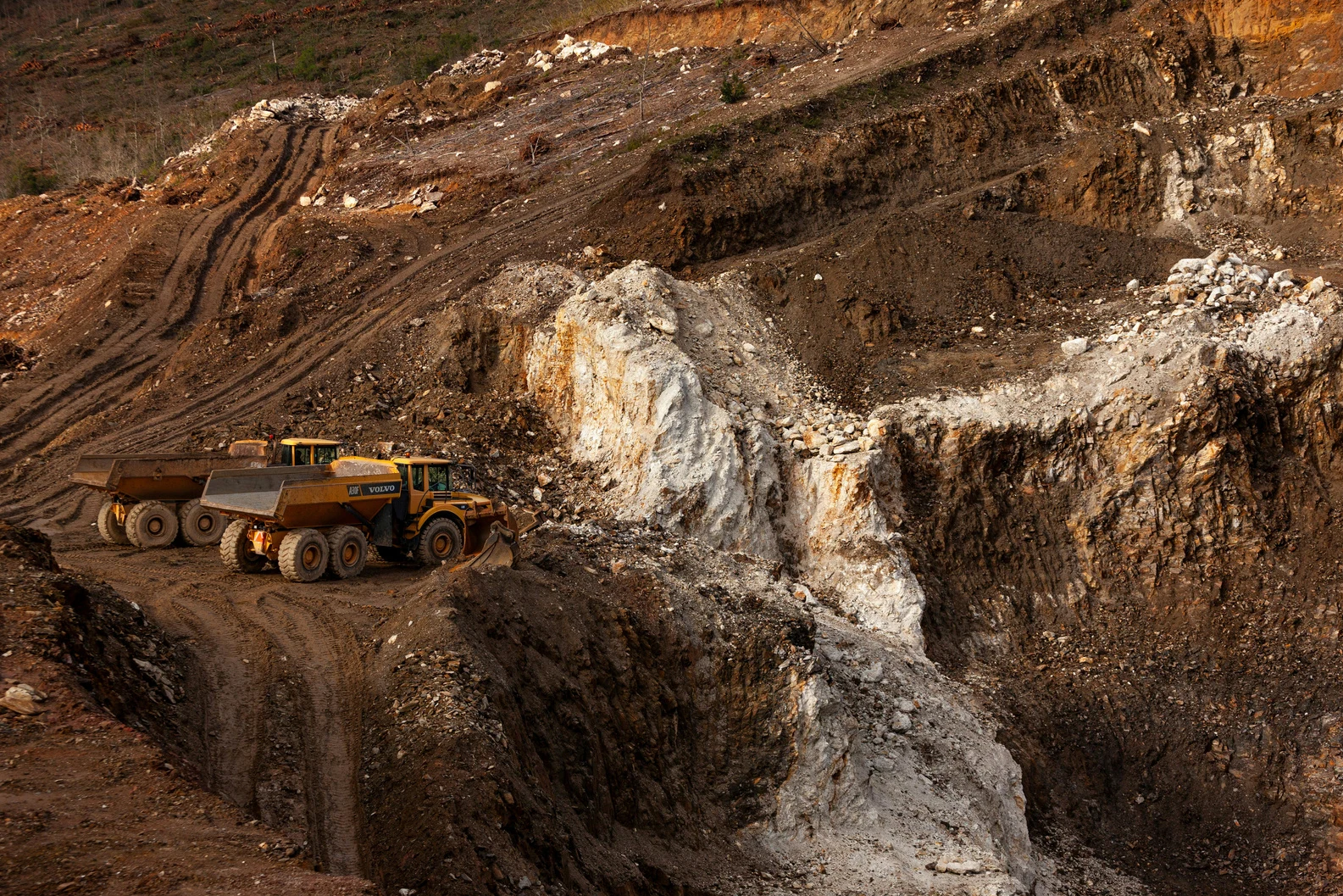Conveyor maintenance and underground works — photograph from the Kasote company profile